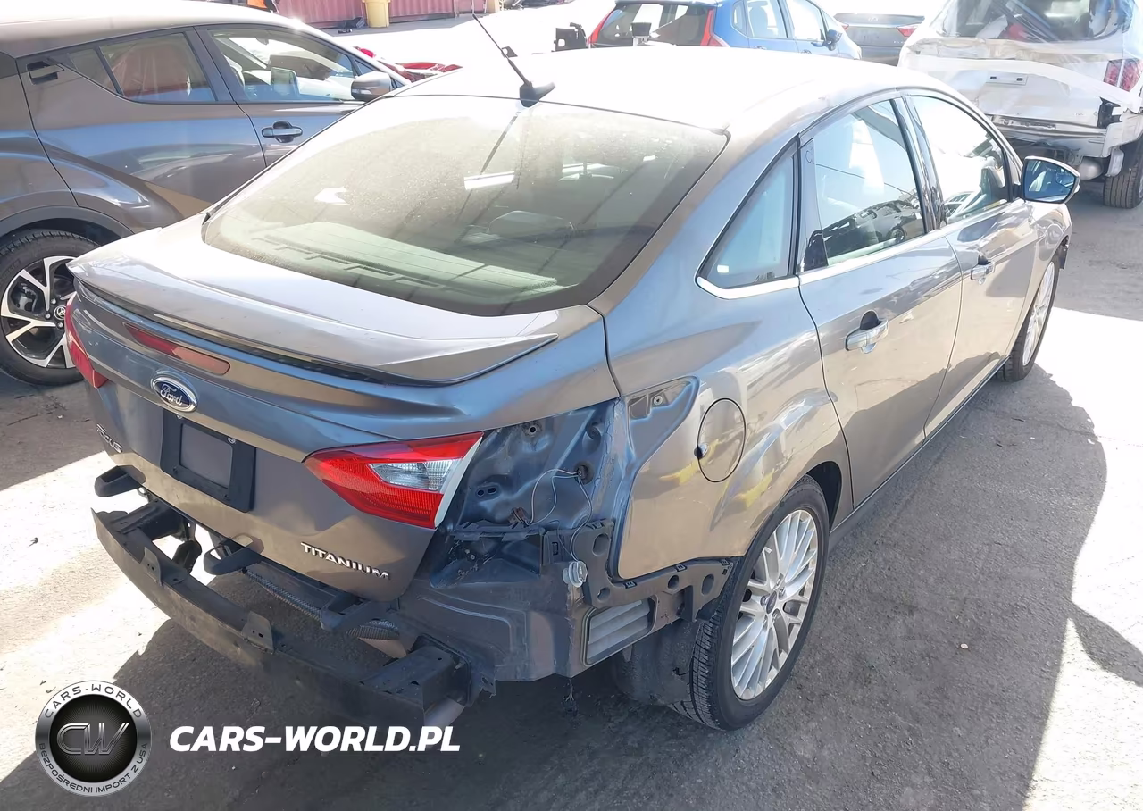 2014 Ford Focus Titanium VIN:1FADP3J24EL138750 - 4