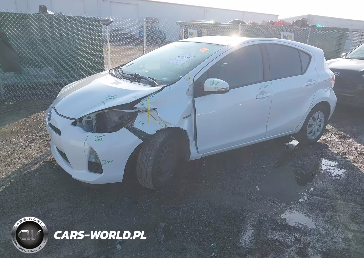 2013 Toyota Prius C Two VIN:JTDKDTB30D1556010 - 2