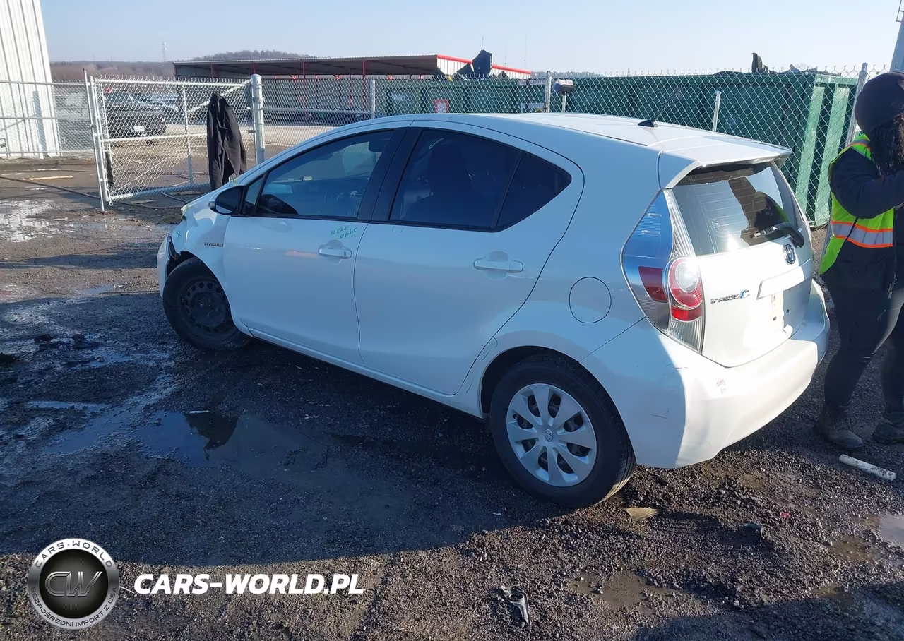 2013 Toyota Prius C Two VIN:JTDKDTB30D1556010 - 3