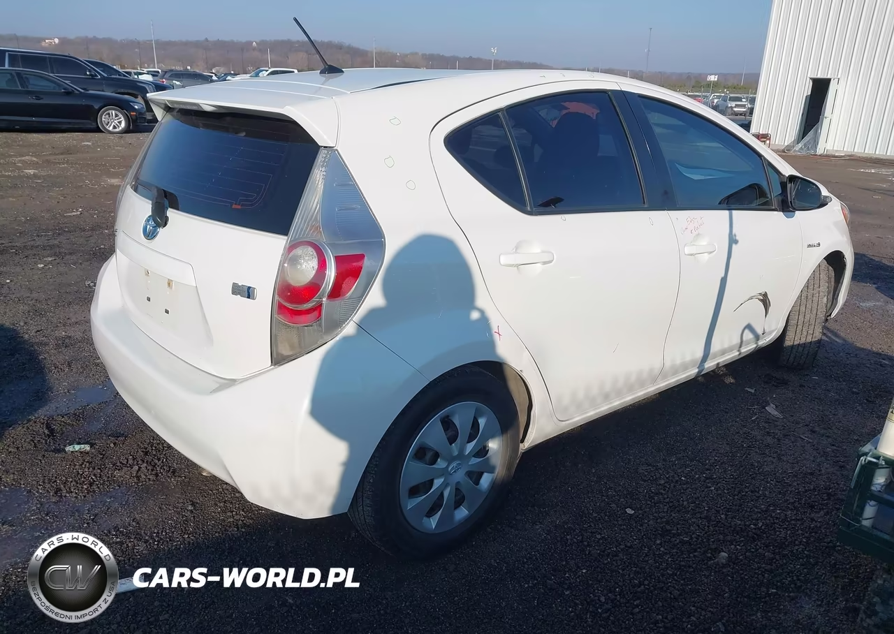 2013 Toyota Prius C Two VIN:JTDKDTB30D1556010 - 4