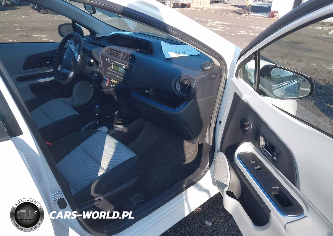 2013 Toyota Prius C Two VIN:JTDKDTB30D1556010 - 5