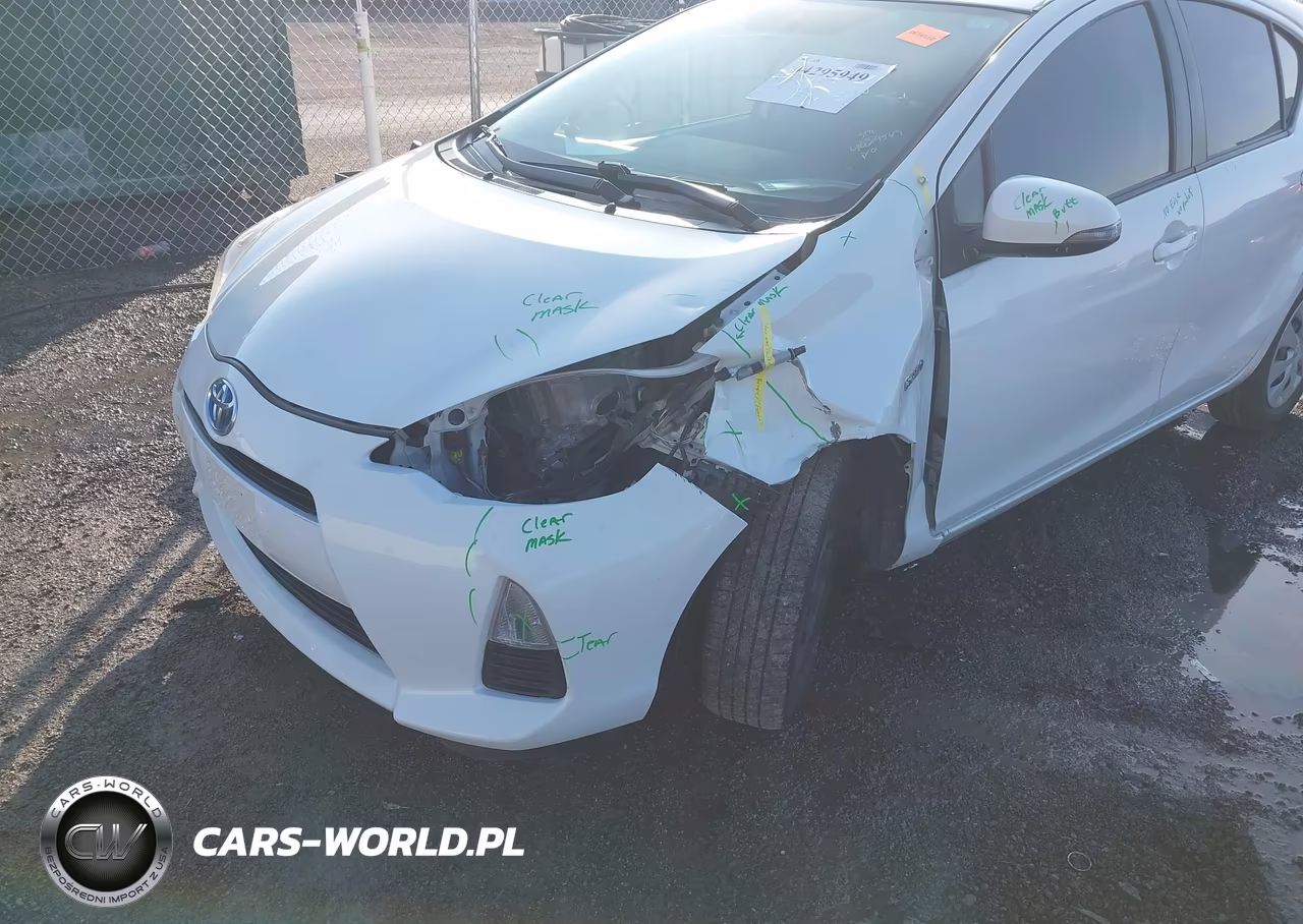 2013 Toyota Prius C Two VIN:JTDKDTB30D1556010 - 6