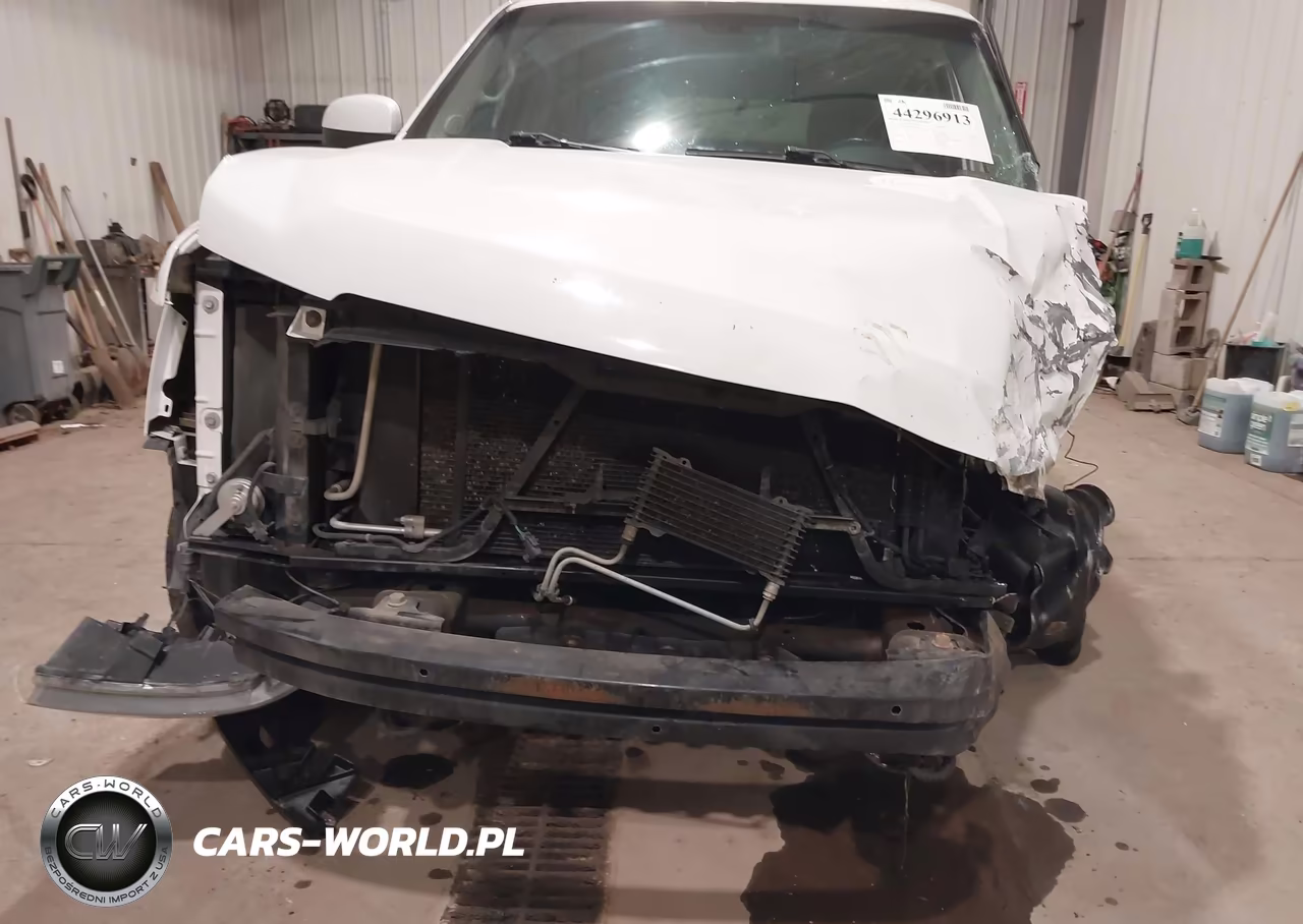 2011 Chevrolet Tahoe Ls VIN:1GNSKAE07BR386164 - 18