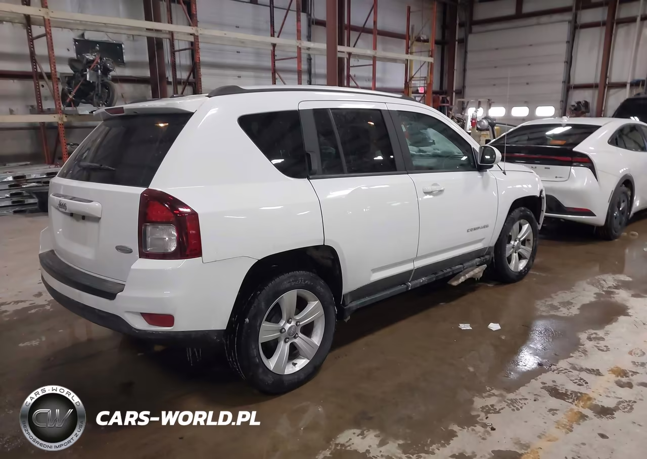 2015 Jeep Compass Latitude VIN:1C4NJCEB3FD367832 - 4