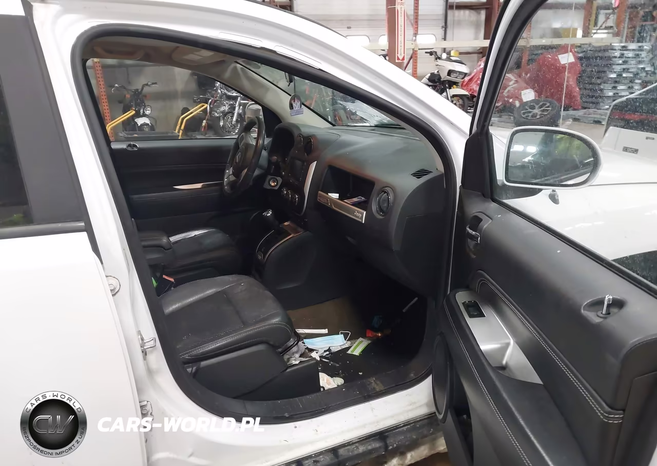 2015 Jeep Compass Latitude VIN:1C4NJCEB3FD367832 - 5