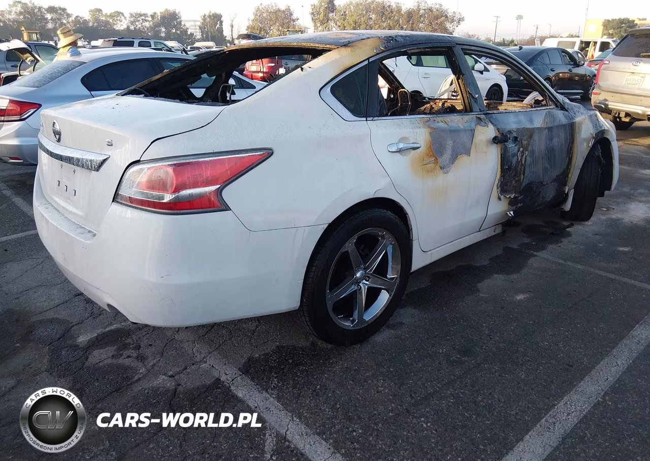 2015 Nissan Altima 2.5 S VIN:1N4AL3AP5FC220210 - 4
