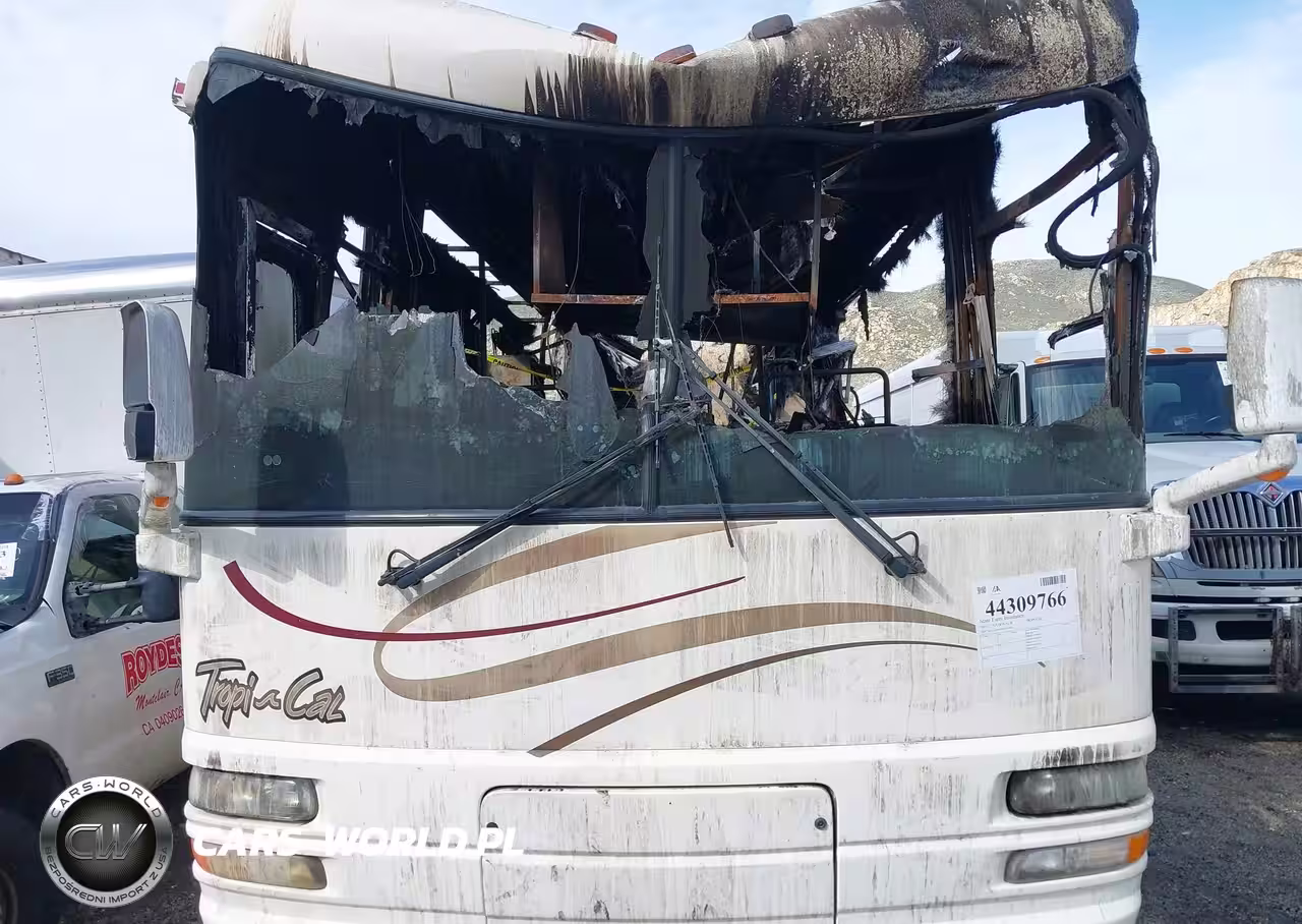 2003 National R Tropi-Cal X Line Motor Home VIN:4UZAAHAK83CM15548 - 6