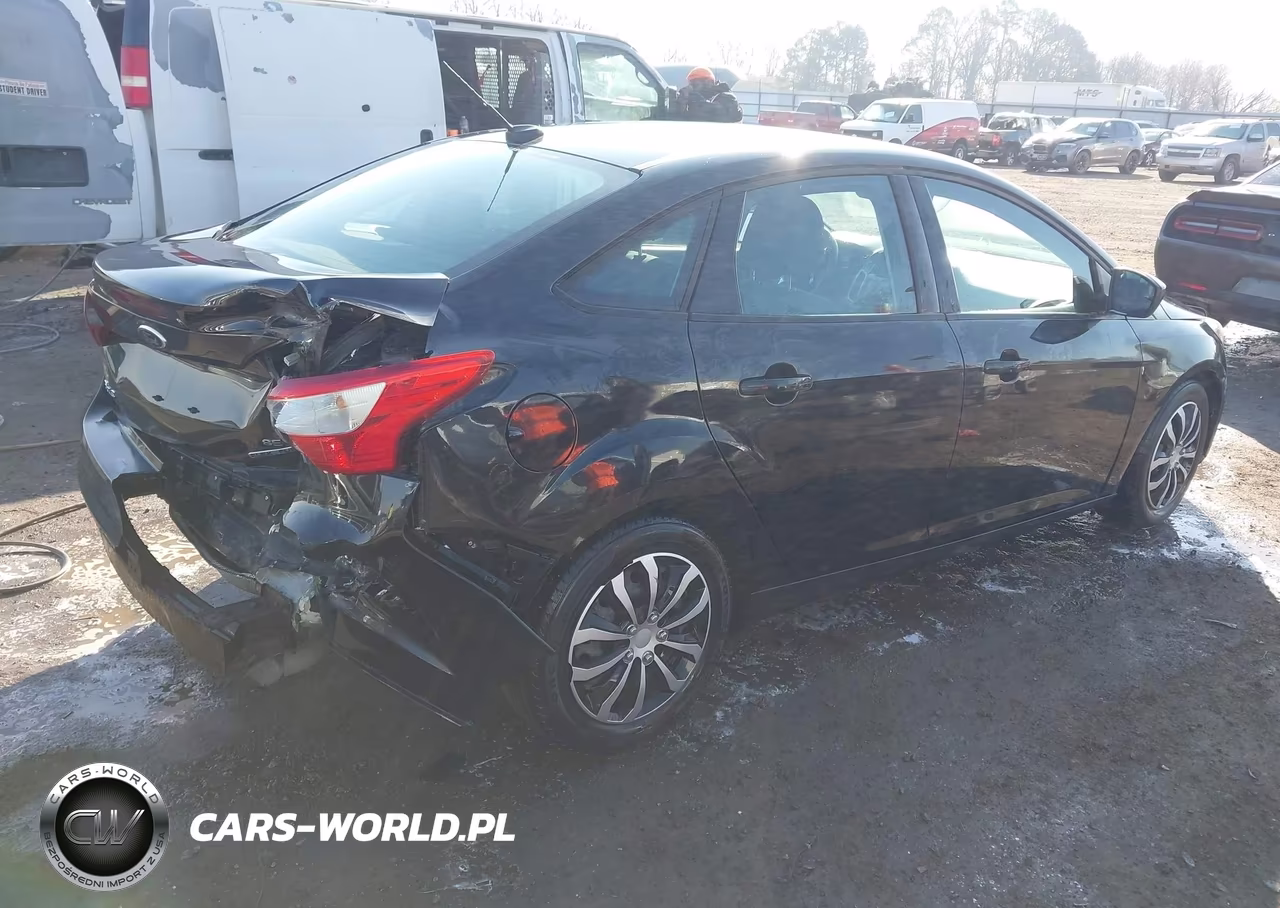 2012 Ford Focus Se VIN:1FAHP3F25CL405305 - 4