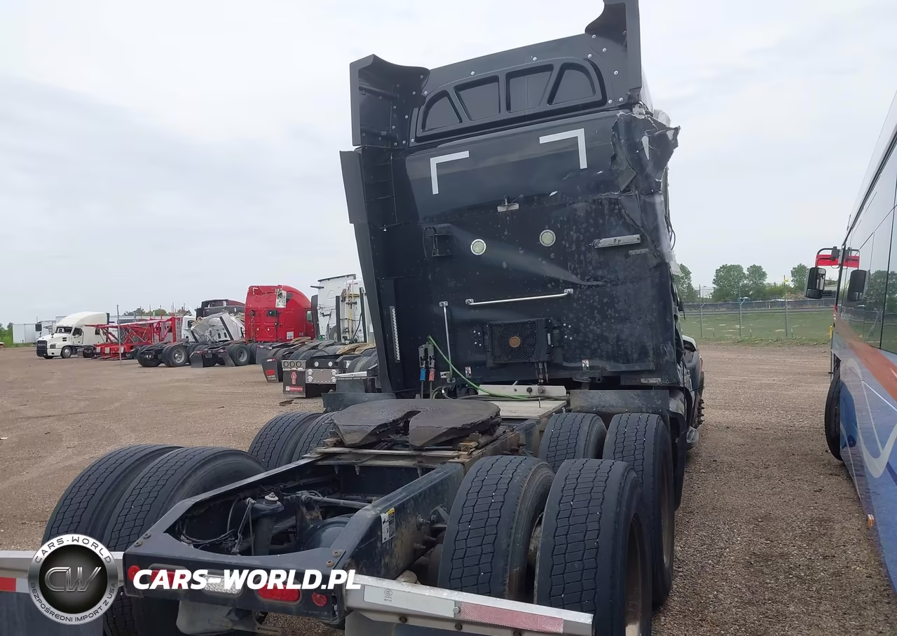 2018 Peterbilt 579 VIN:1XPBDP9X5JD472063 - 4