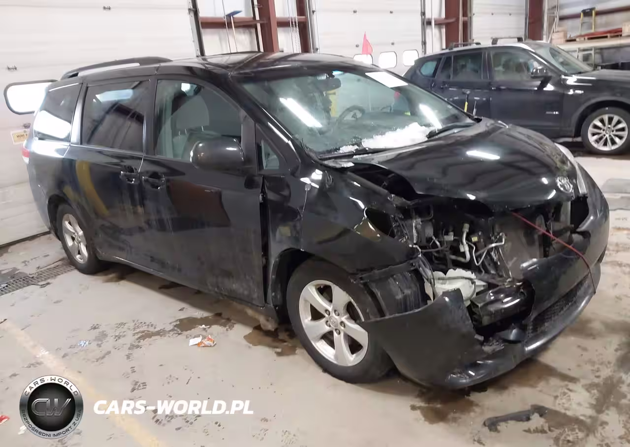 2013 Toyota Sienna Le V6 8 Passenger