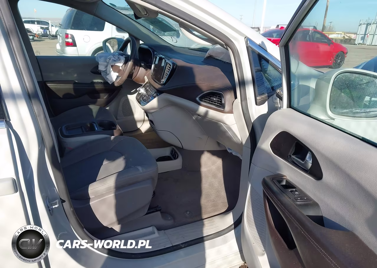 2021 Chrysler Pacifica Touring VIN:2C4RC1FG5MR514947 - 5