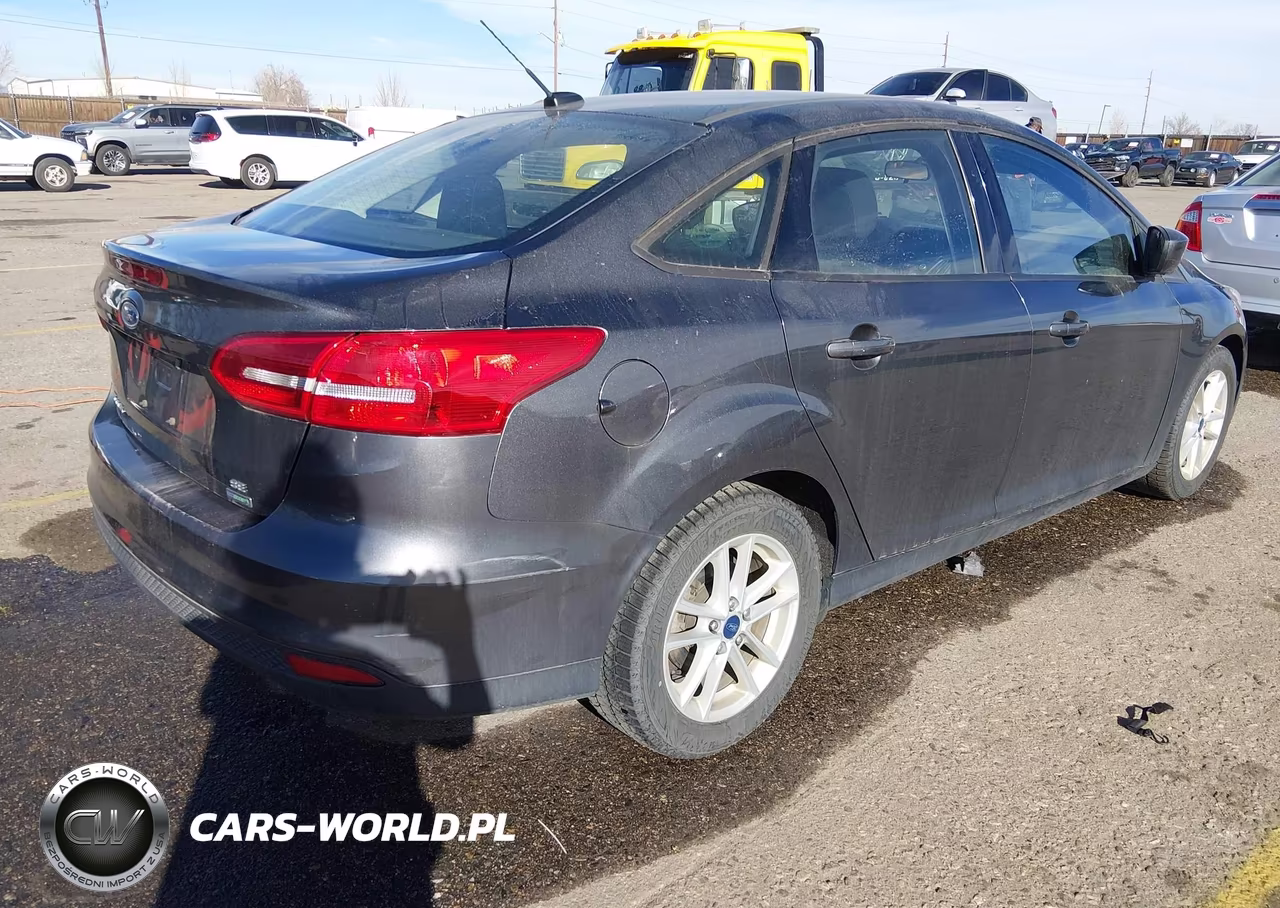 2018 Ford Focus Se VIN:1FADP3FE3JL322283 - 4