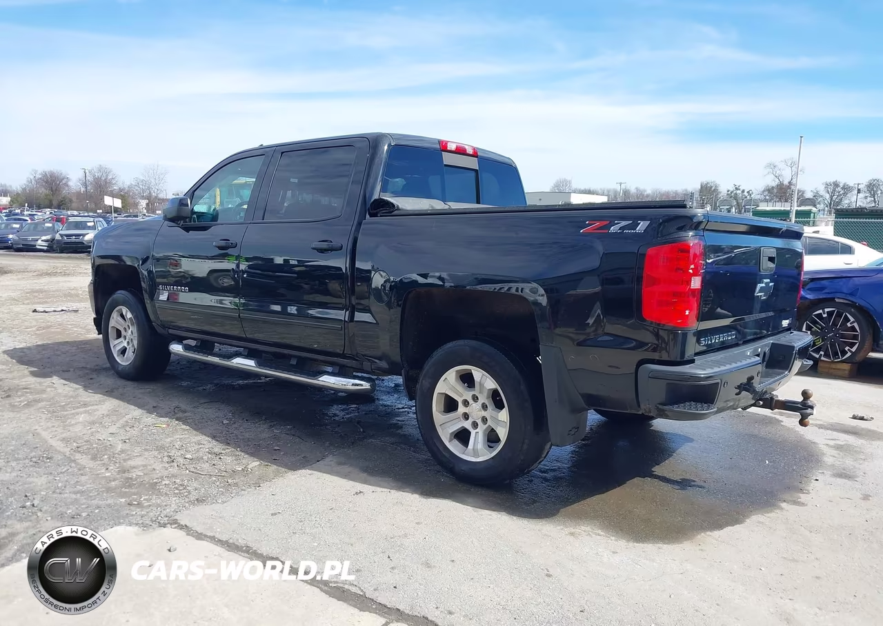 2018 Chevrolet Silverado 1500 2Lt VIN:3GCUKREC1JG444830 - 3