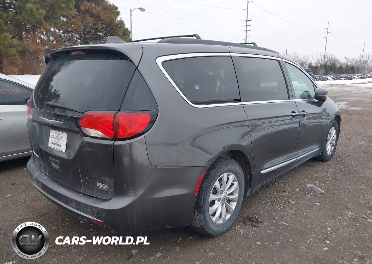 2017 Chrysler Pacifica Touring-L VIN:2C4RC1BG0HR795812 - 4