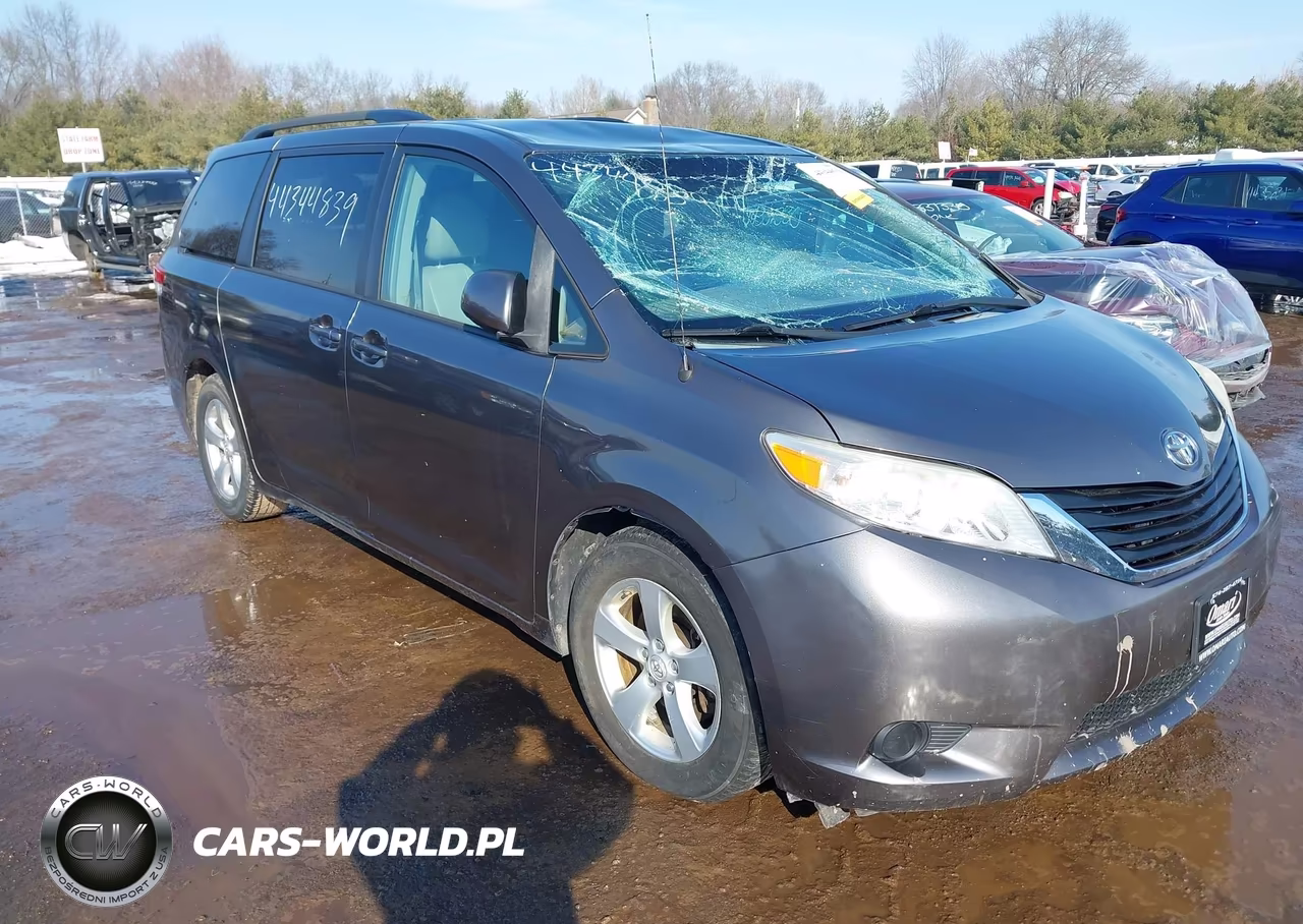 2012 Toyota Sienna Le V6 8 Passenger