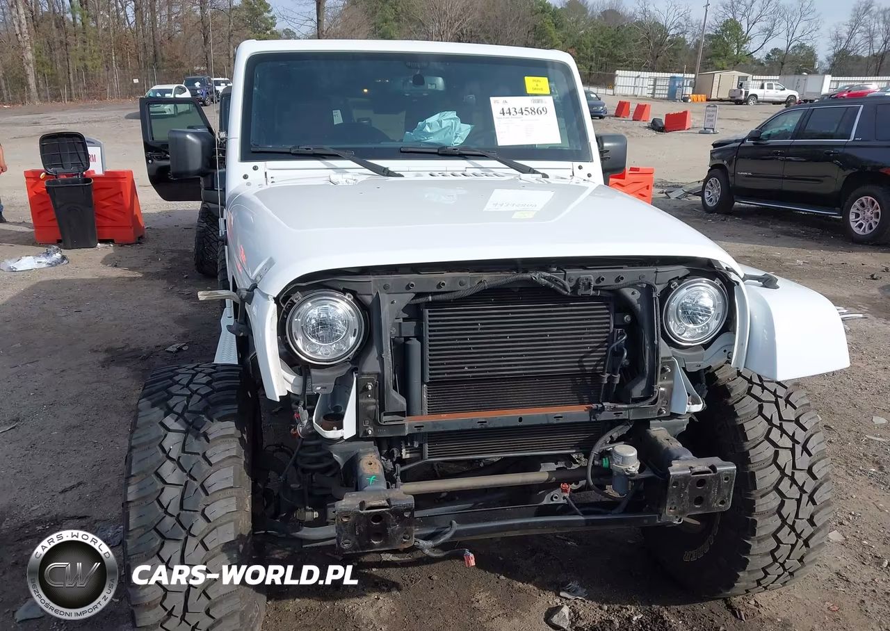 2017 Jeep Wrangler Unlimited Sahara 4X4 VIN:1C4BJWEG4HL587540 - 6