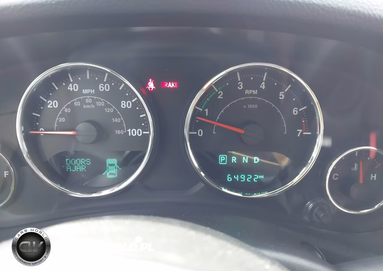 2017 Jeep Wrangler Unlimited Sahara 4X4 VIN:1C4BJWEG4HL587540 - 7