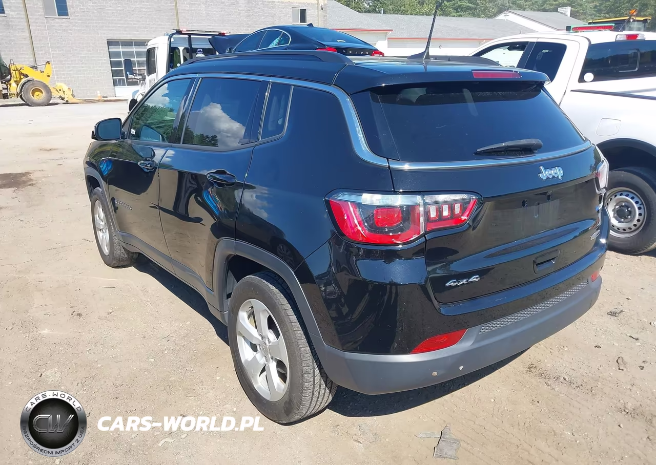 2018 Jeep Compass Latitude 4X4 VIN:3C4NJDBB7JT230826 - 3
