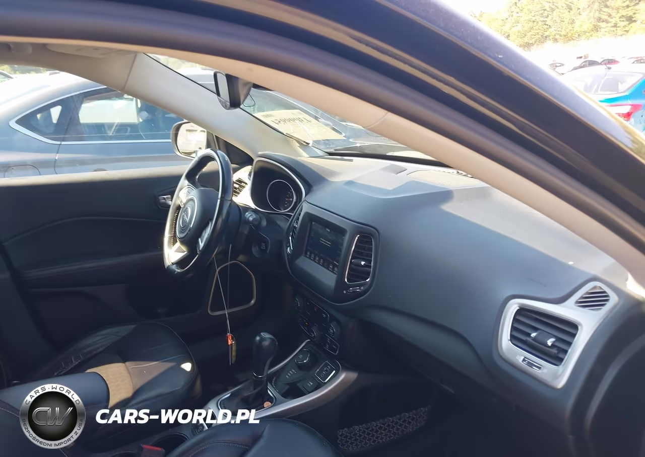 2018 Jeep Compass Latitude 4X4 VIN:3C4NJDBB7JT230826 - 5