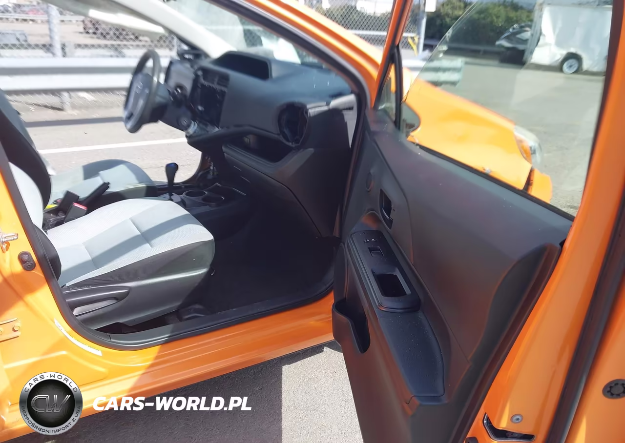 2015 Toyota Prius C One VIN:JTDKDTB33F1097994 - 5