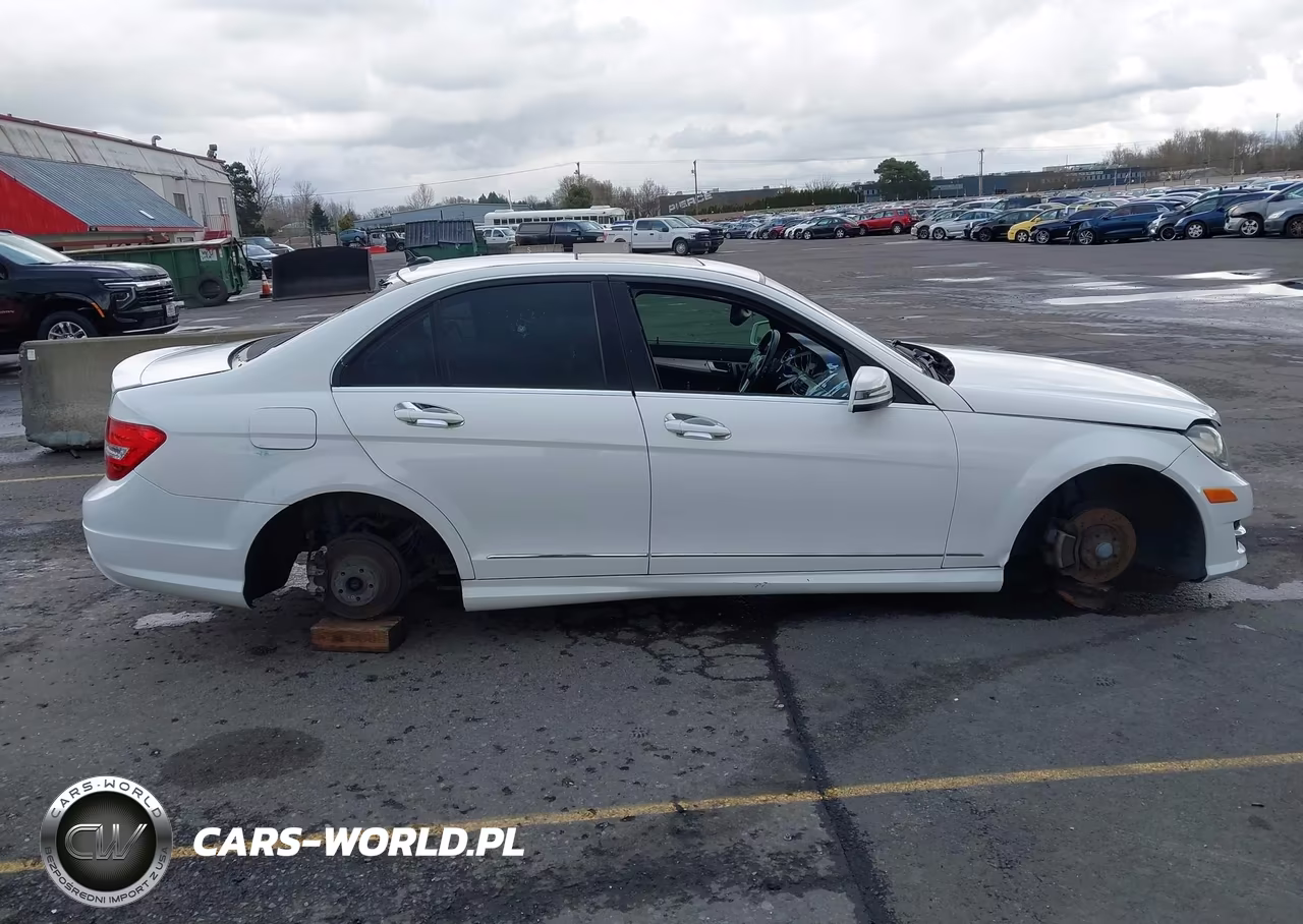 2013 Mercedes-Benz C 250 Sport VIN:WDDGF4HB8DA800707 - 13