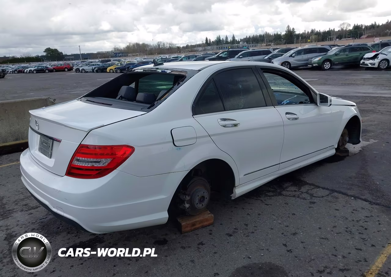 2013 Mercedes-Benz C 250 Sport VIN:WDDGF4HB8DA800707 - 4