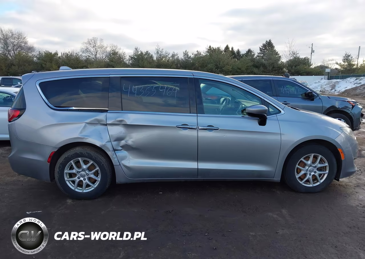 2017 Chrysler Pacifica Touring Plus VIN:2C4RC1BG3HR753571 - 13