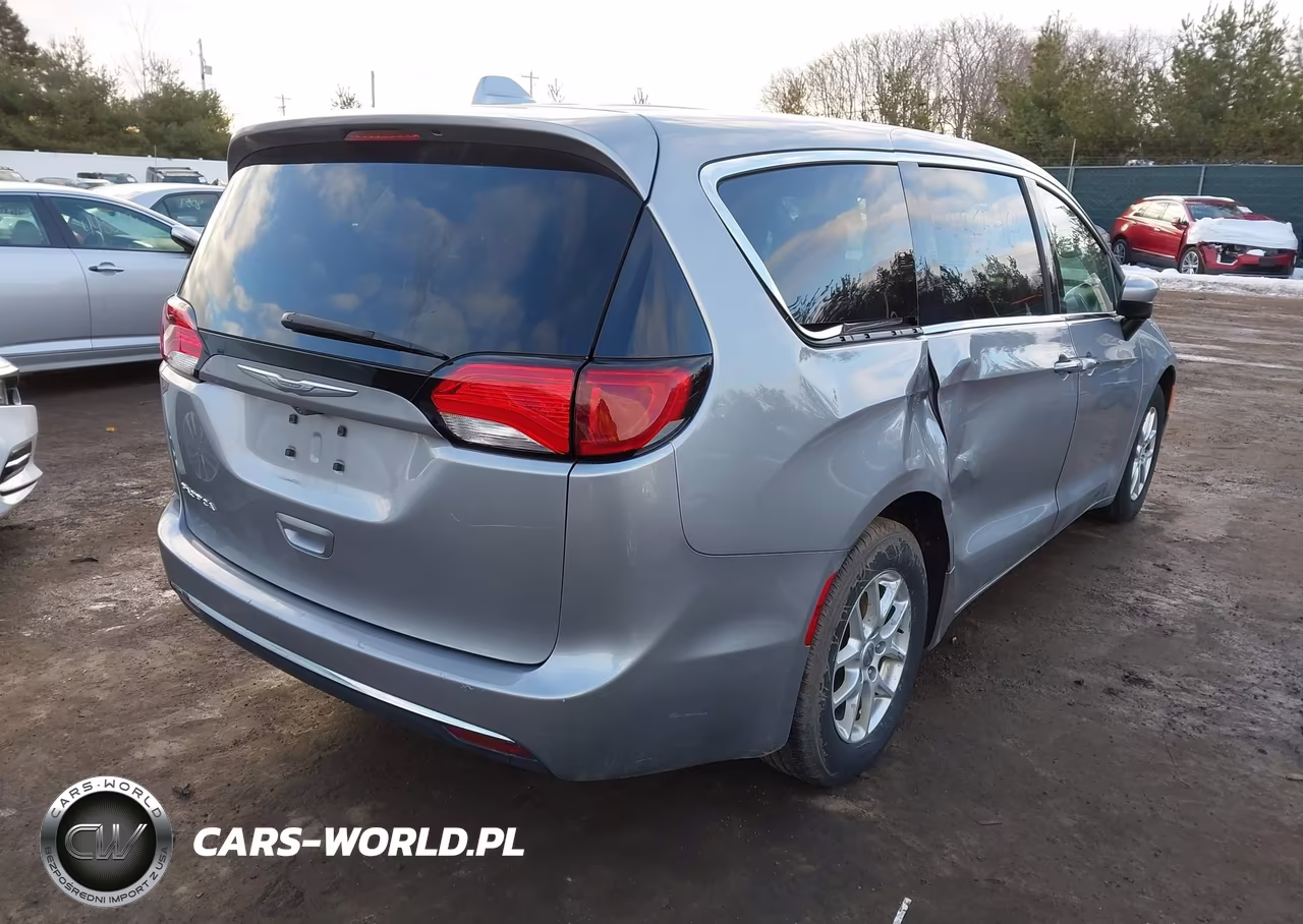 2017 Chrysler Pacifica Touring Plus VIN:2C4RC1BG3HR753571 - 4