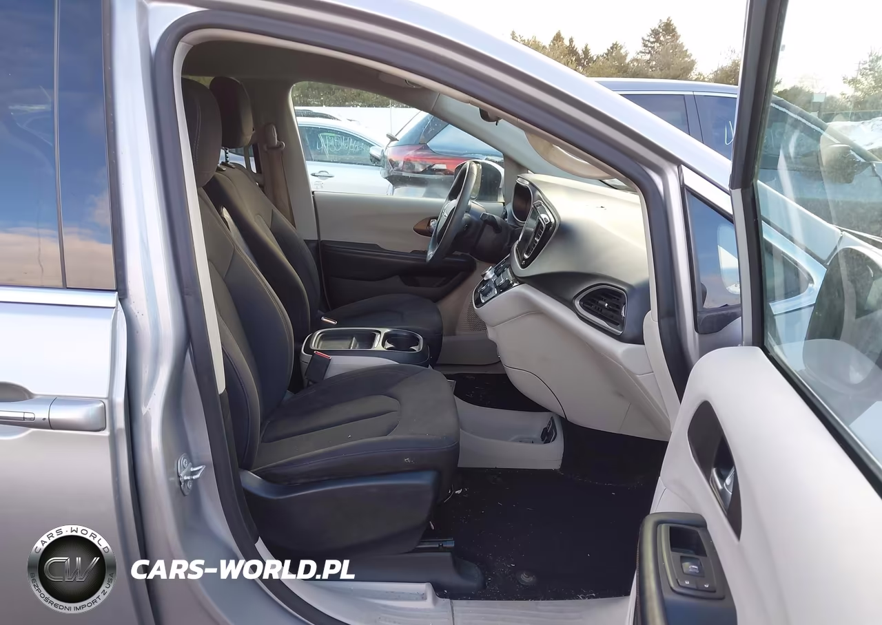 2017 Chrysler Pacifica Touring Plus VIN:2C4RC1BG3HR753571 - 5