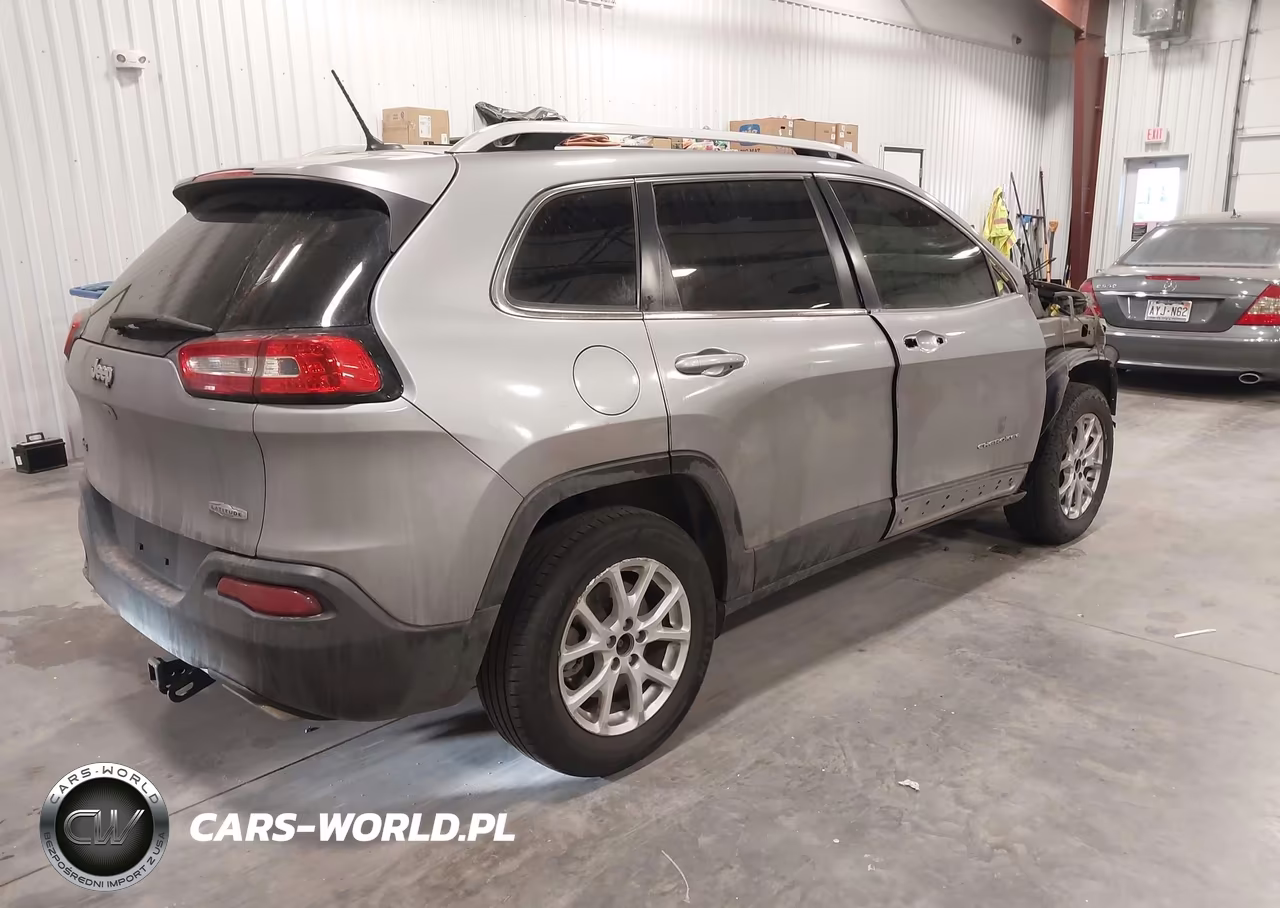 2017 Jeep Cherokee Latitude 4X4 VIN:1C4PJMCS7HW557075 - 4
