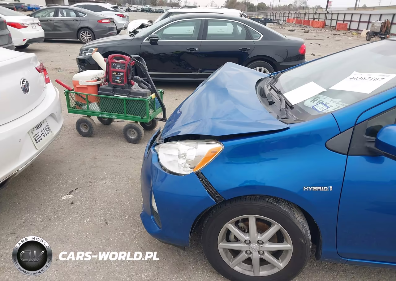 2014 Toyota Prius C Three VIN:JTDKDTB34E1061214 - 6