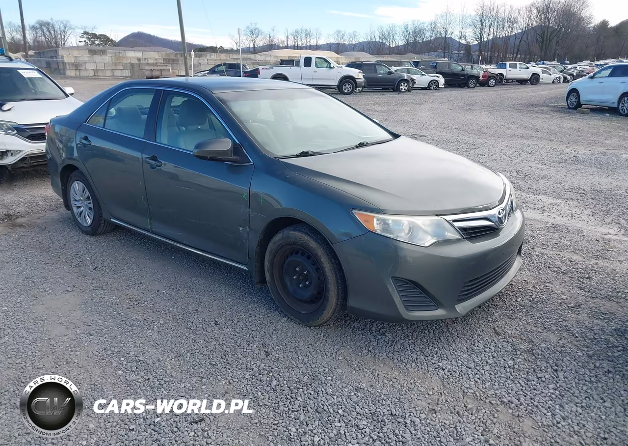 2013 Toyota Camry Le – zdjęcie 1 z 19