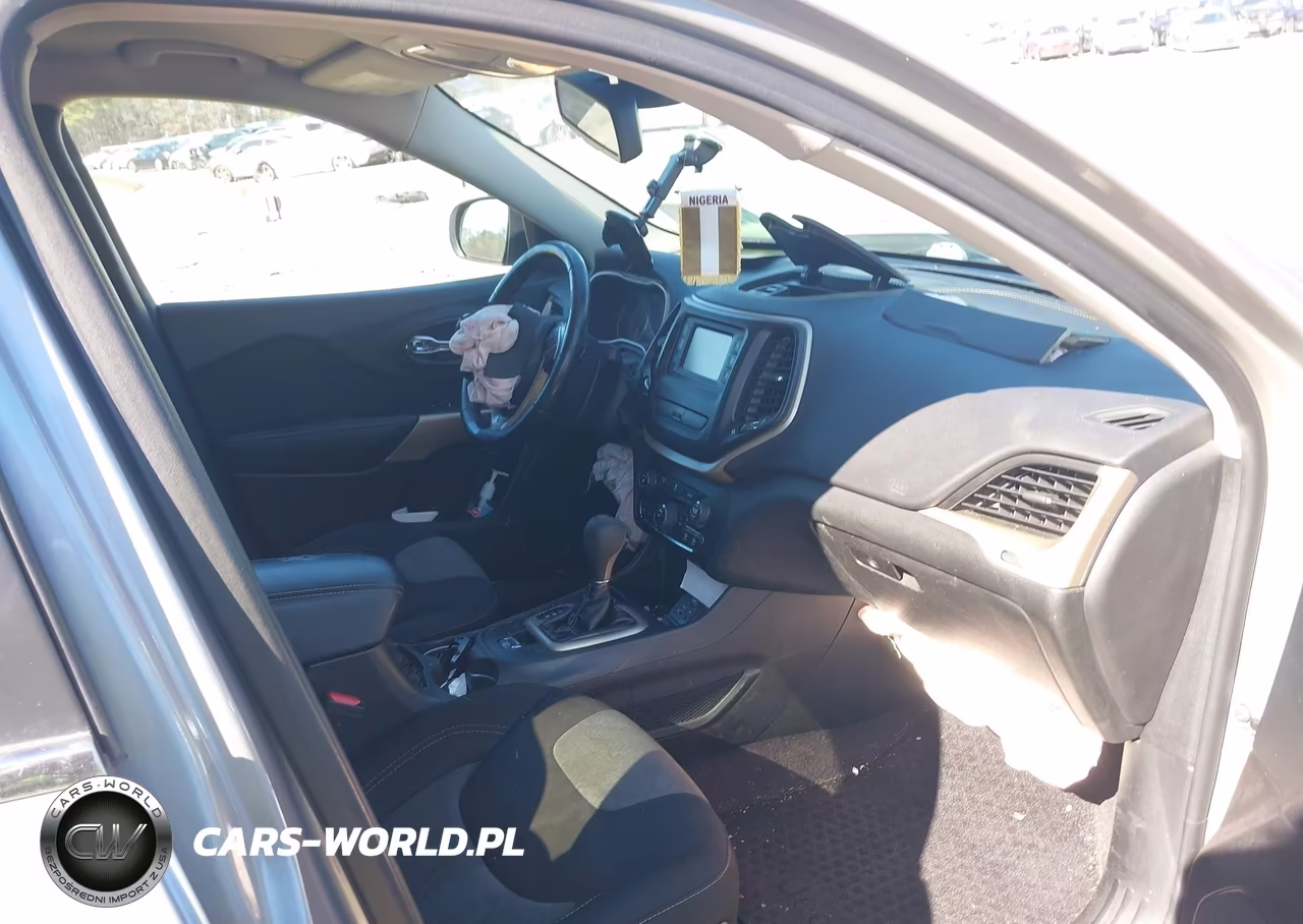 2018 Jeep Cherokee Latitude Fwd VIN:1C4PJLCBXJD590342 - 5