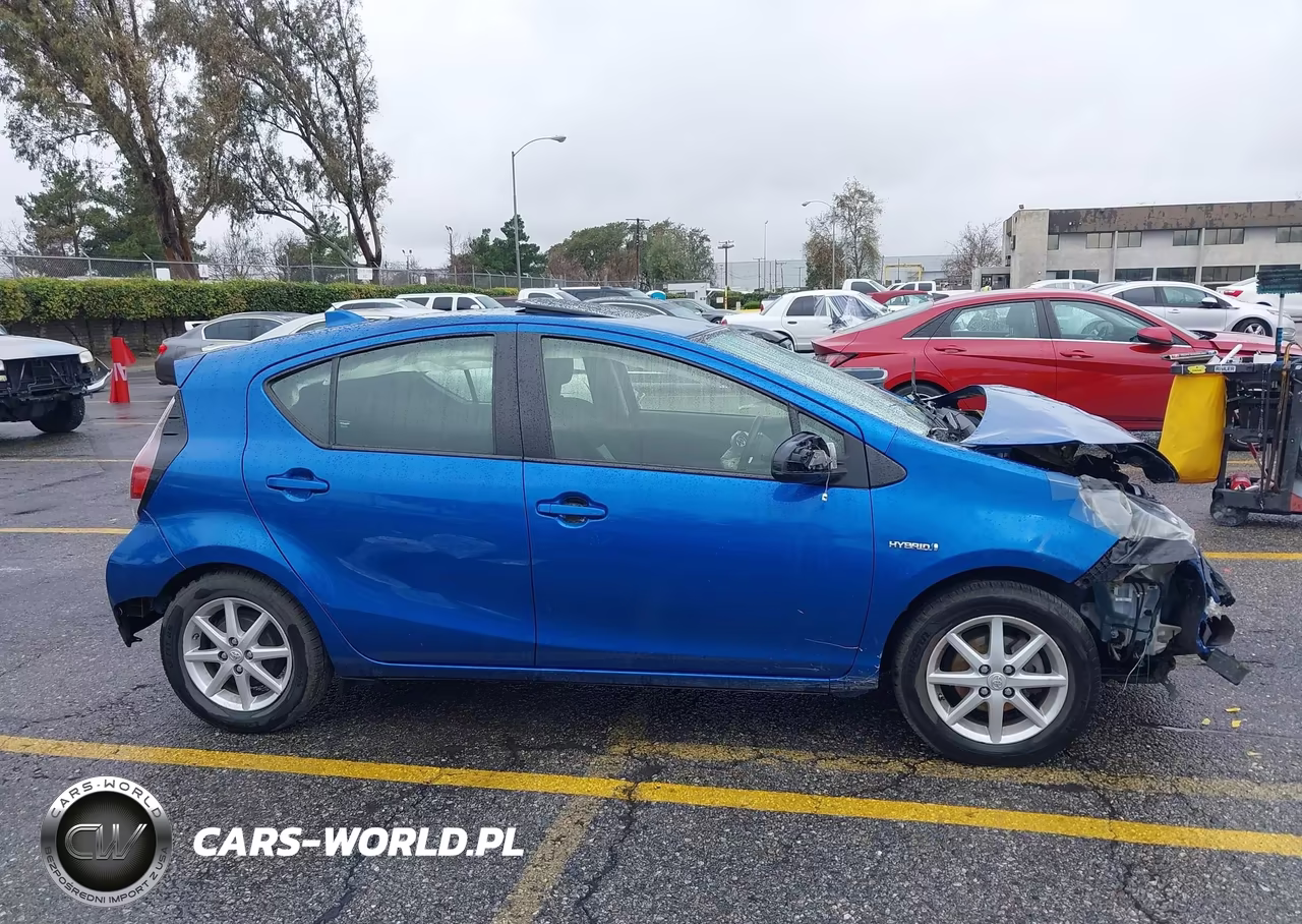 2015 Toyota Prius C Three VIN:JTDKDTB37F1088926 - 13
