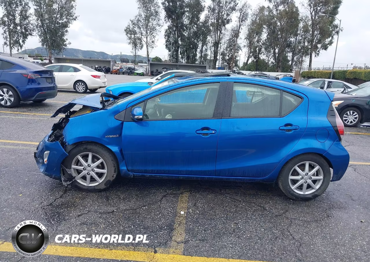 2015 Toyota Prius C Three VIN:JTDKDTB37F1088926 - 14