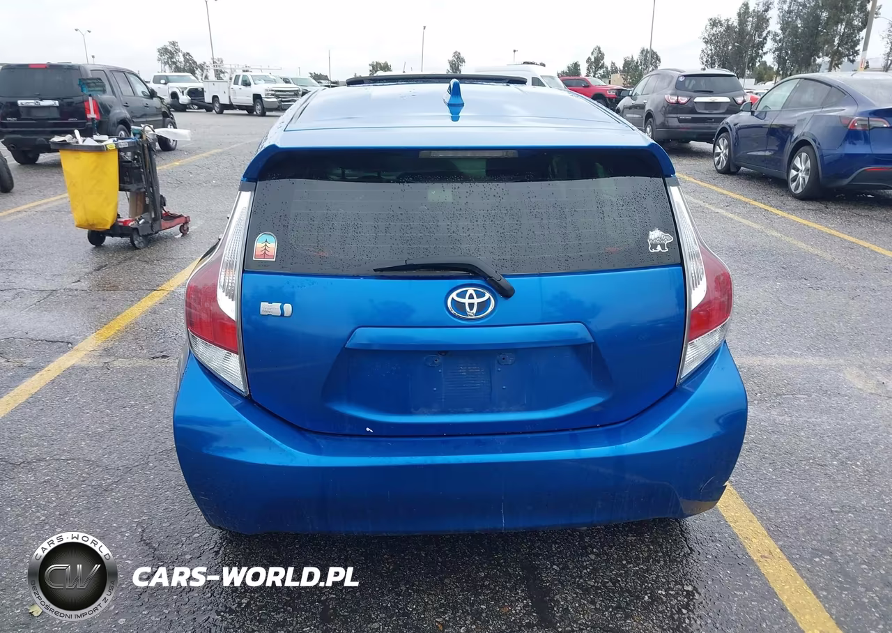 2015 Toyota Prius C Three VIN:JTDKDTB37F1088926 - 16
