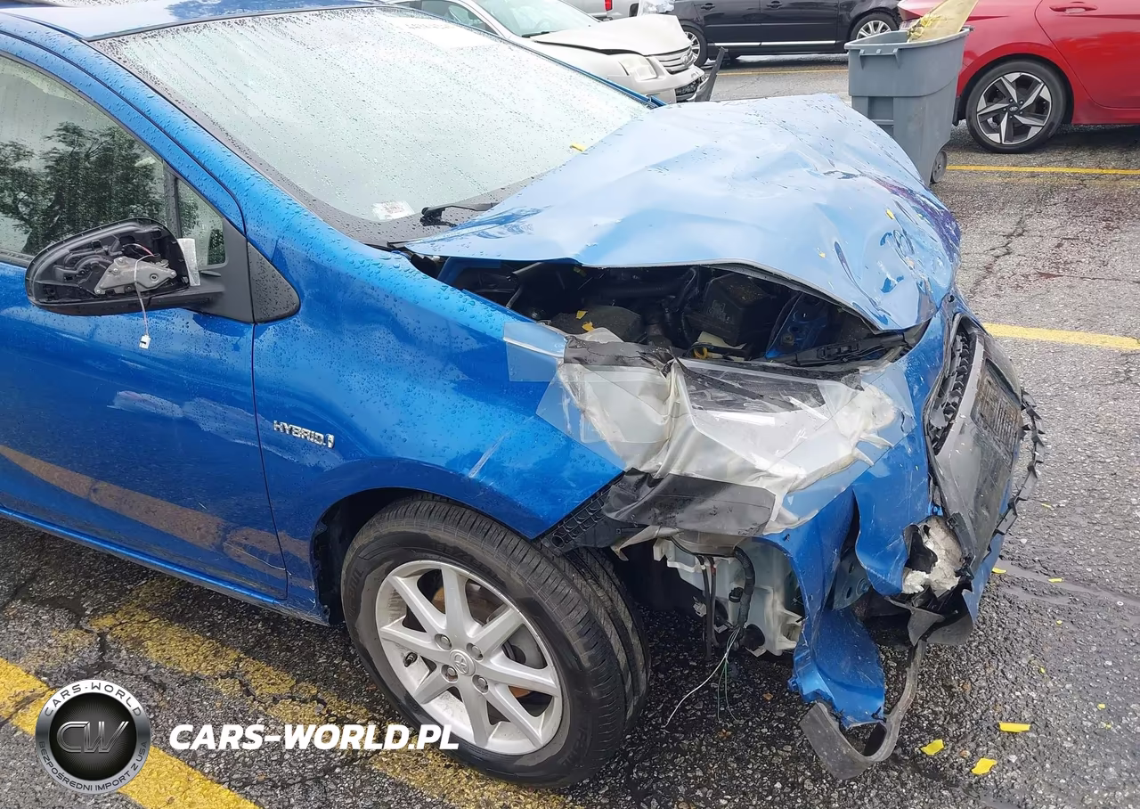 2015 Toyota Prius C Three VIN:JTDKDTB37F1088926 - 17