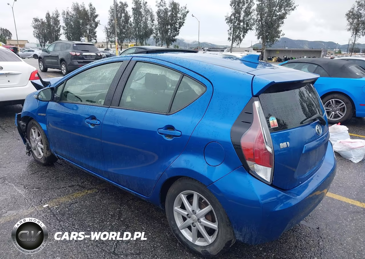 2015 Toyota Prius C Three VIN:JTDKDTB37F1088926 - 3