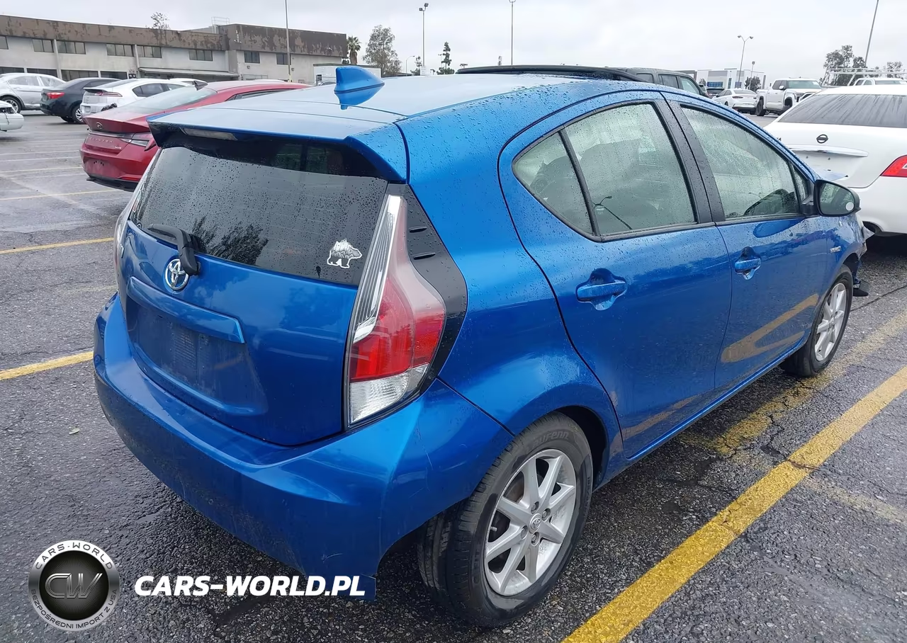 2015 Toyota Prius C Three VIN:JTDKDTB37F1088926 - 4