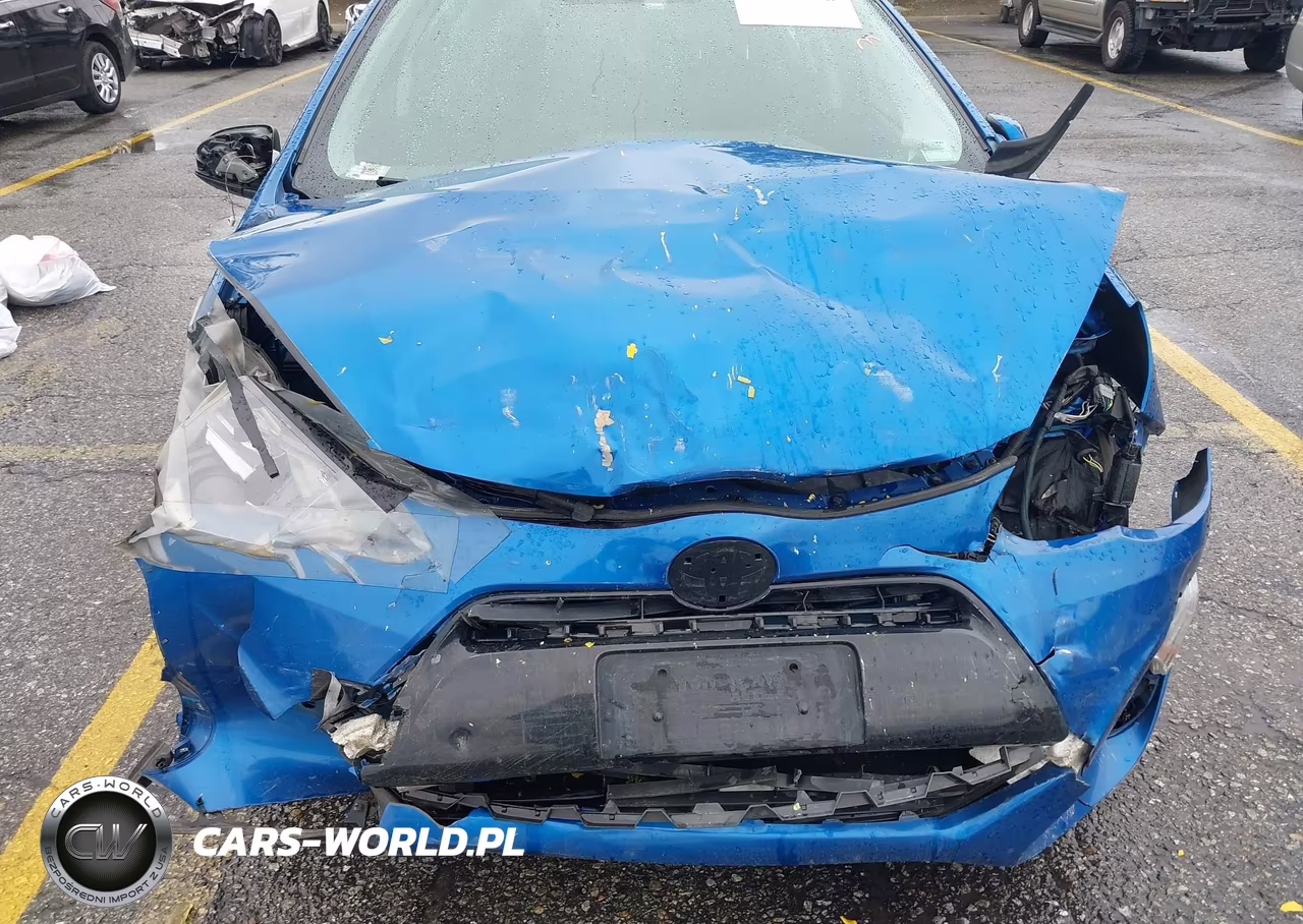 2015 Toyota Prius C Three VIN:JTDKDTB37F1088926 - 6