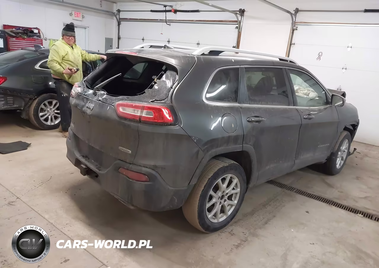 2017 Jeep Cherokee Latitude 4X4 VIN:1C4PJMCS0HW551344 - 4