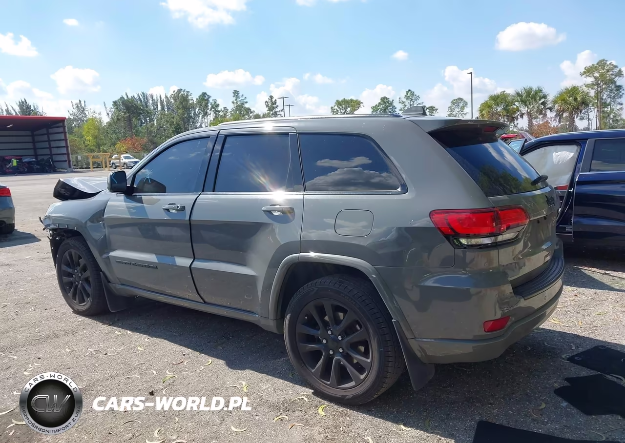 2019 Jeep Grand Cherokee Altitude 4X2 VIN:1C4RJEAG2KC823978 - 3