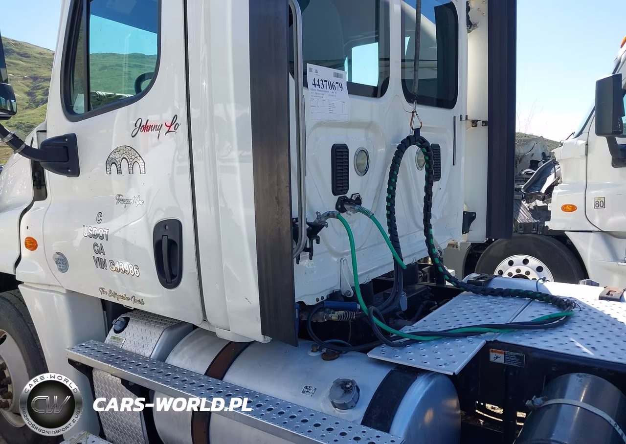 2015 Freightliner Cascadia 125 VIN:3AKJGEDV3FDGJ3986 - 18