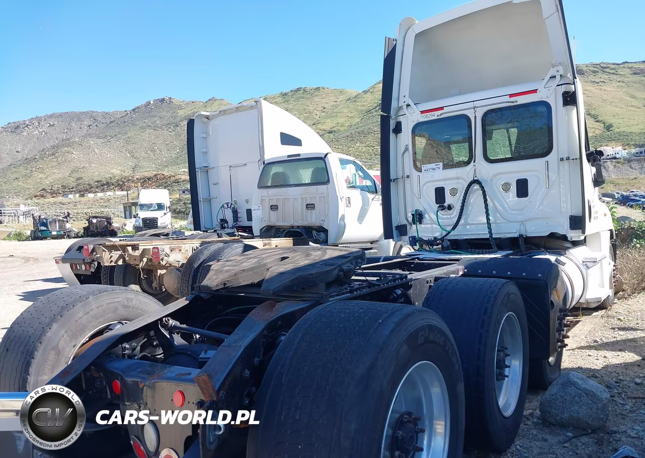 2015 Freightliner Cascadia 125 VIN:3AKJGEDV3FDGJ3986 - 4