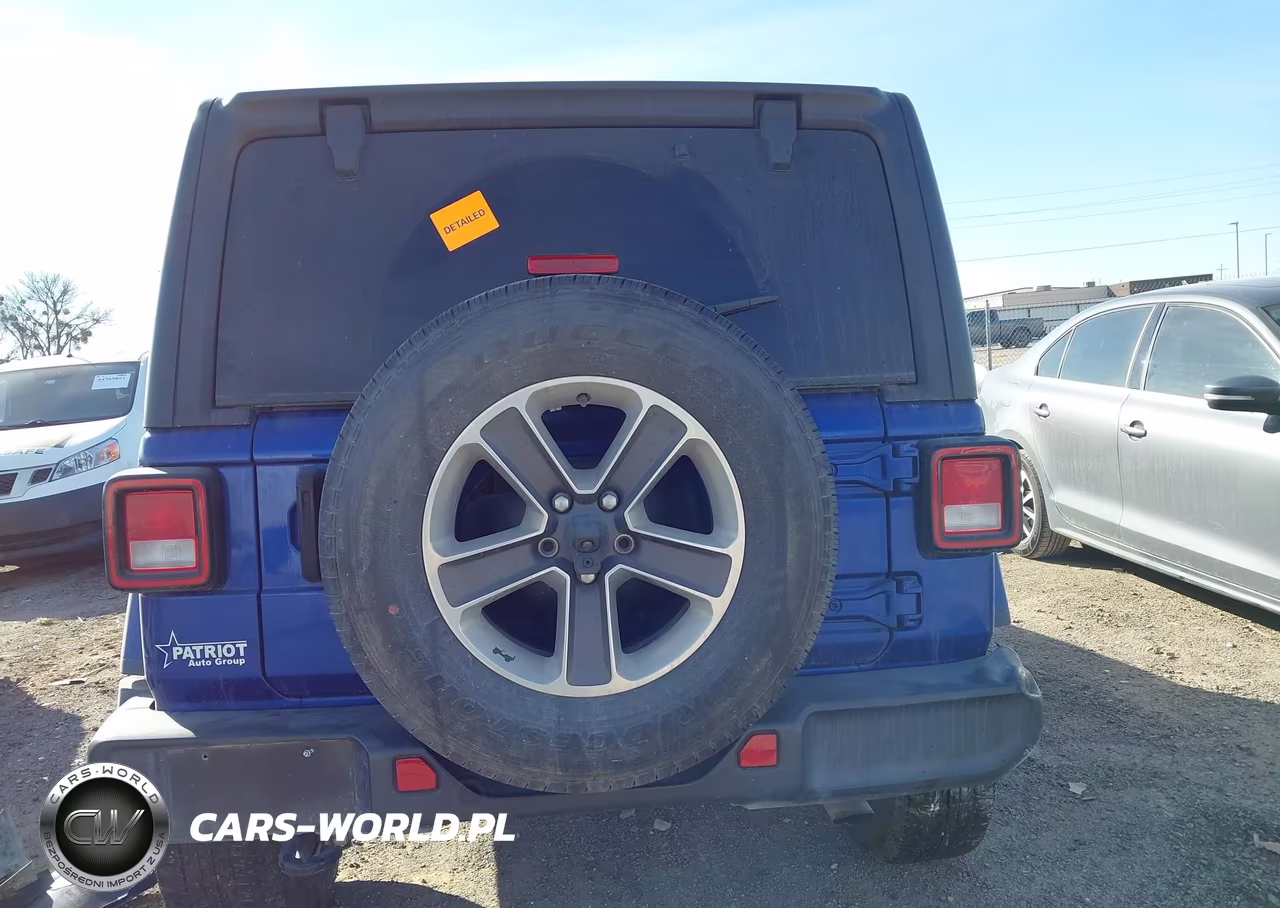 2020 Jeep Wrangler Unlimited Sahara 4X4 VIN:1C4HJXEN0LW267945 - 17