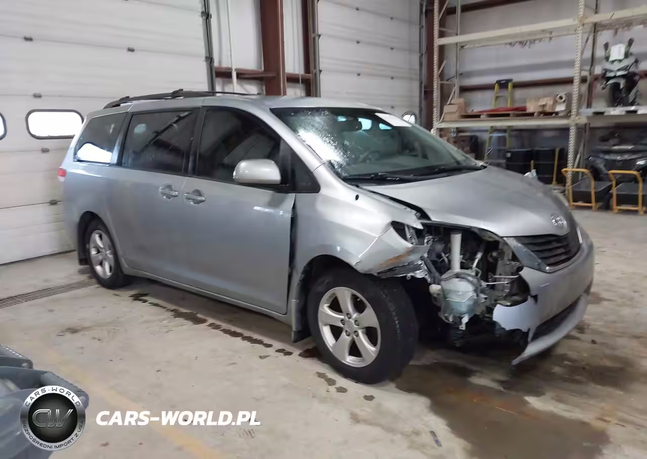 2014 Toyota Sienna Le V6 8 Passenger