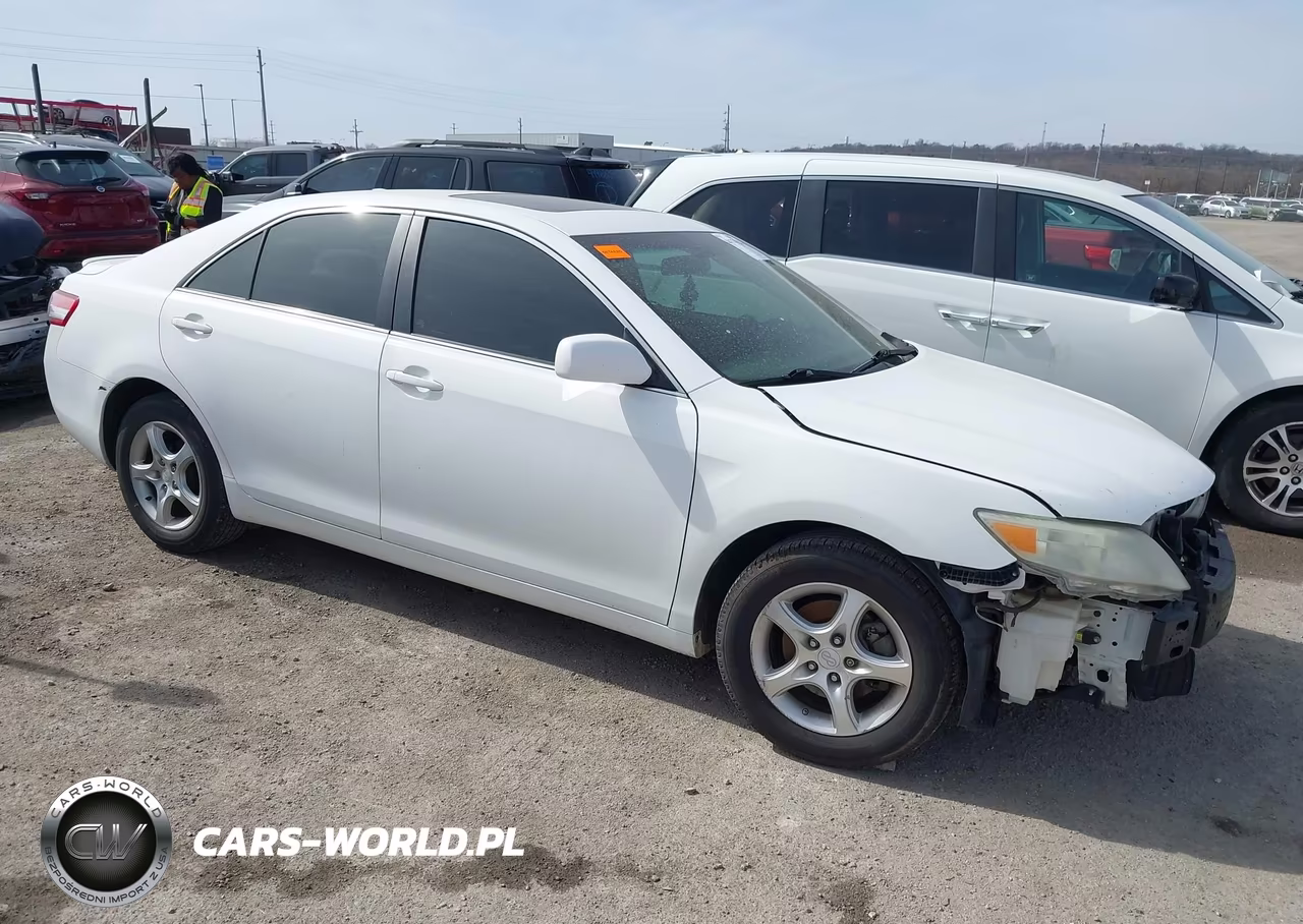 2010 Toyota Camry Le – zdjęcie 1 z 14