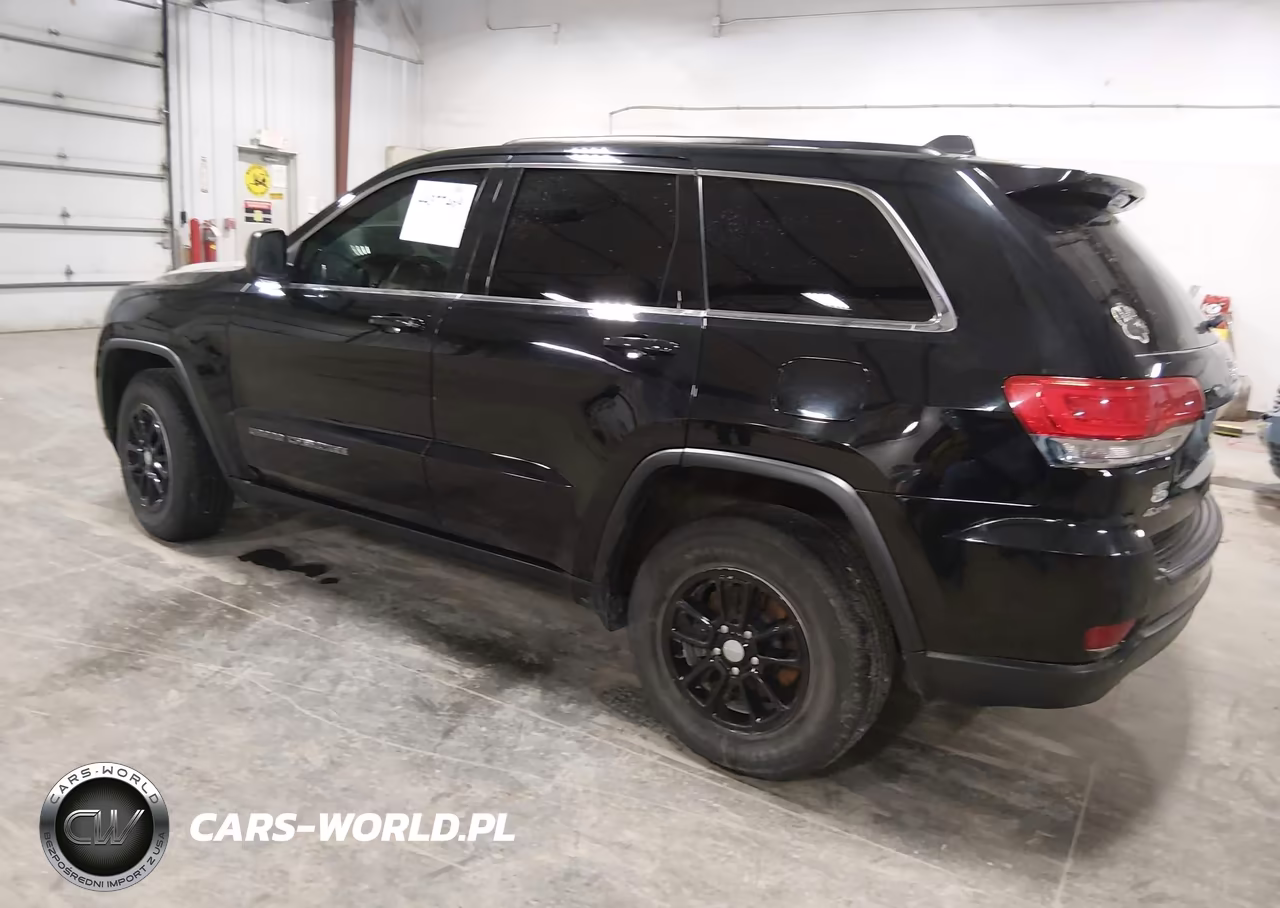 2018 Jeep Grand Cherokee Laredo 4X4 VIN:1C4RJFAGXJC452573 - 3