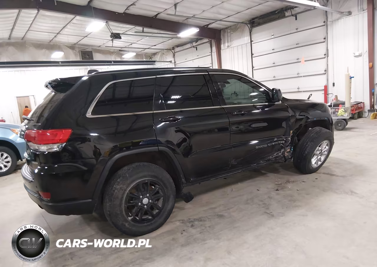 2018 Jeep Grand Cherokee Laredo 4X4 VIN:1C4RJFAGXJC452573 - 4