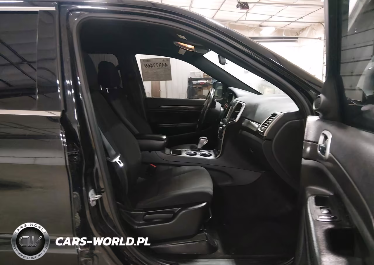 2018 Jeep Grand Cherokee Laredo 4X4 VIN:1C4RJFAGXJC452573 - 5